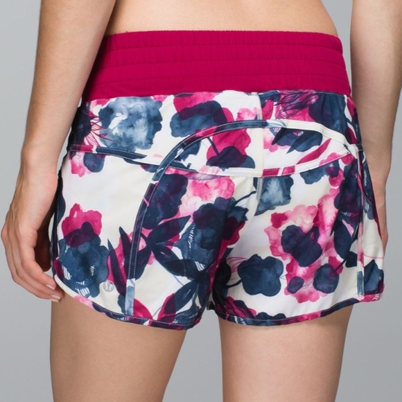 Lululemon Tracker Short II *4-way Stretch
Inky Floral Ghost Inkwell Bumble Berry - Picture 3 of 14